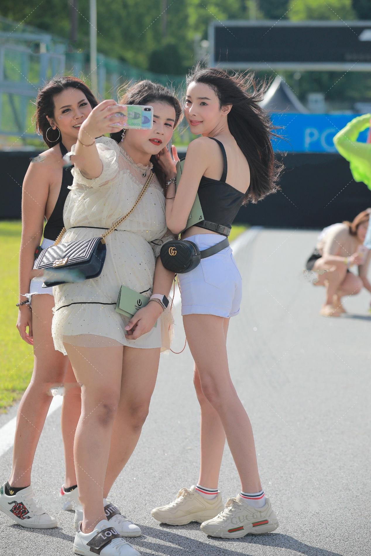 展现自己|黑色无袖短款上衣搭配浅色牛仔裤, 清新秀丽, 充满活力