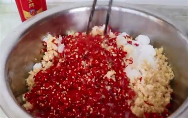 二十年秘制剁椒酱，做法和配方告诉你，香辣过瘾，保存一年不会坏