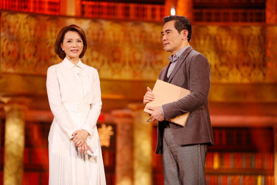 董卿露面近况曝光，主持节目与嘉宾合影，气质出众！