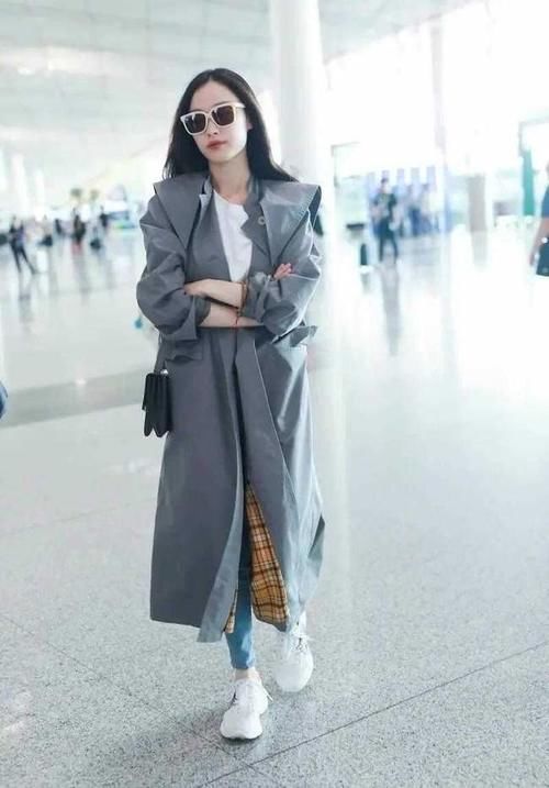 身材高挑|街拍女王不是吹的，连风衣配牛仔裤这么普通，都穿出大牌范