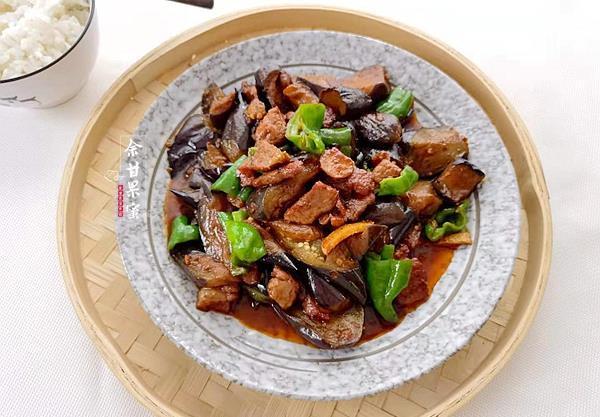 烧茄子|此菜上桌米饭总是见底，咸鲜下饭做法也简单，没胃口时就做它