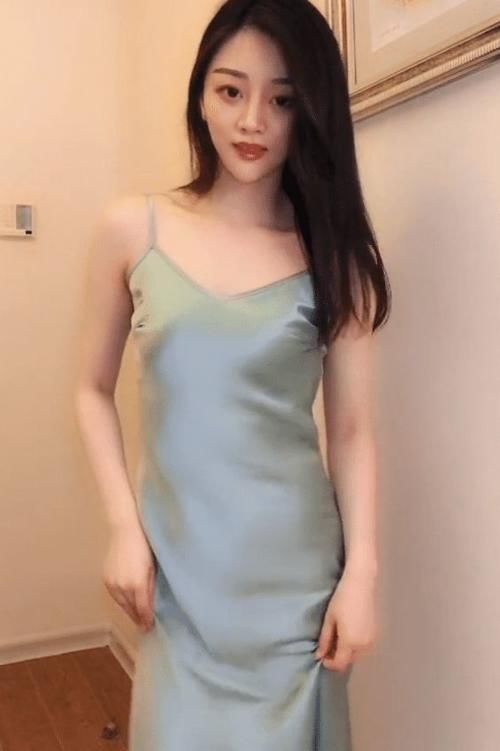 吊带 性感''小''姐姐,吊带连衣裙穿搭,满满的女人味!