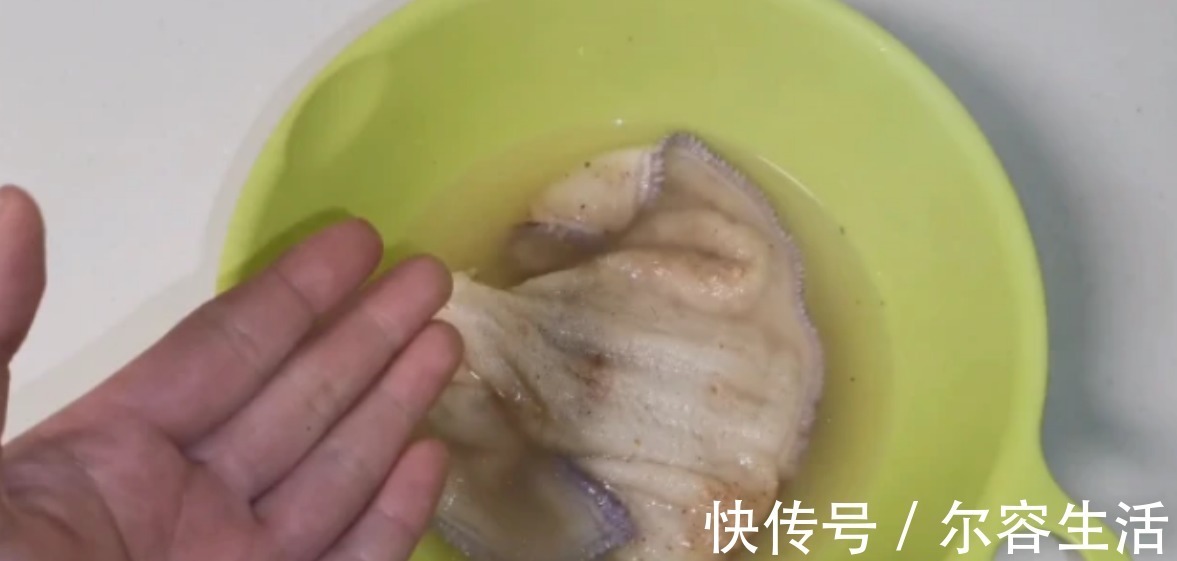 洗毛巾,只需水中撒一点,不管多脏多旧的毛巾,洗出来干净又柔软