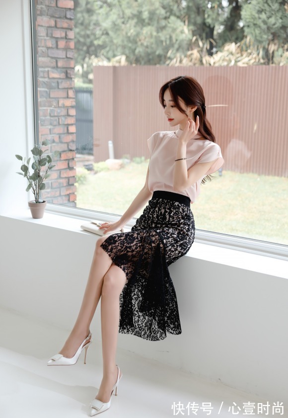 蜜粉|女神孙允珠高清时尚搭配:蜜粉萤火丝光亮彩卷绣包臀裙