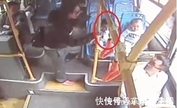 两岁宝宝太胆大,家人在为他担心,他却钓着奶瓶自己去旅游了