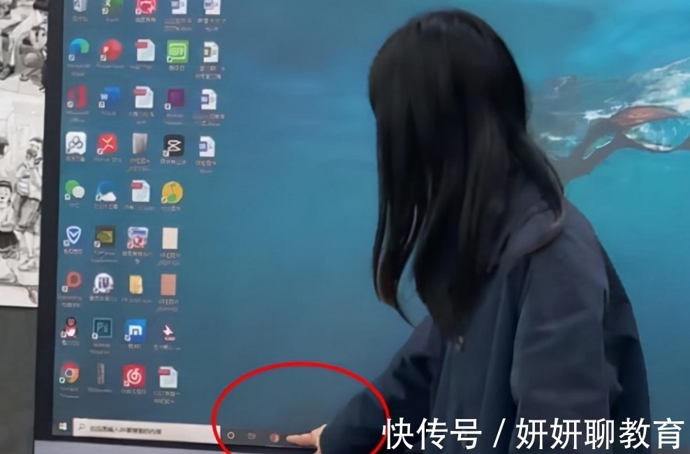 美术生&美术老师上课很尴尬,没收的手机是学生画的,网友:实力堪比老师