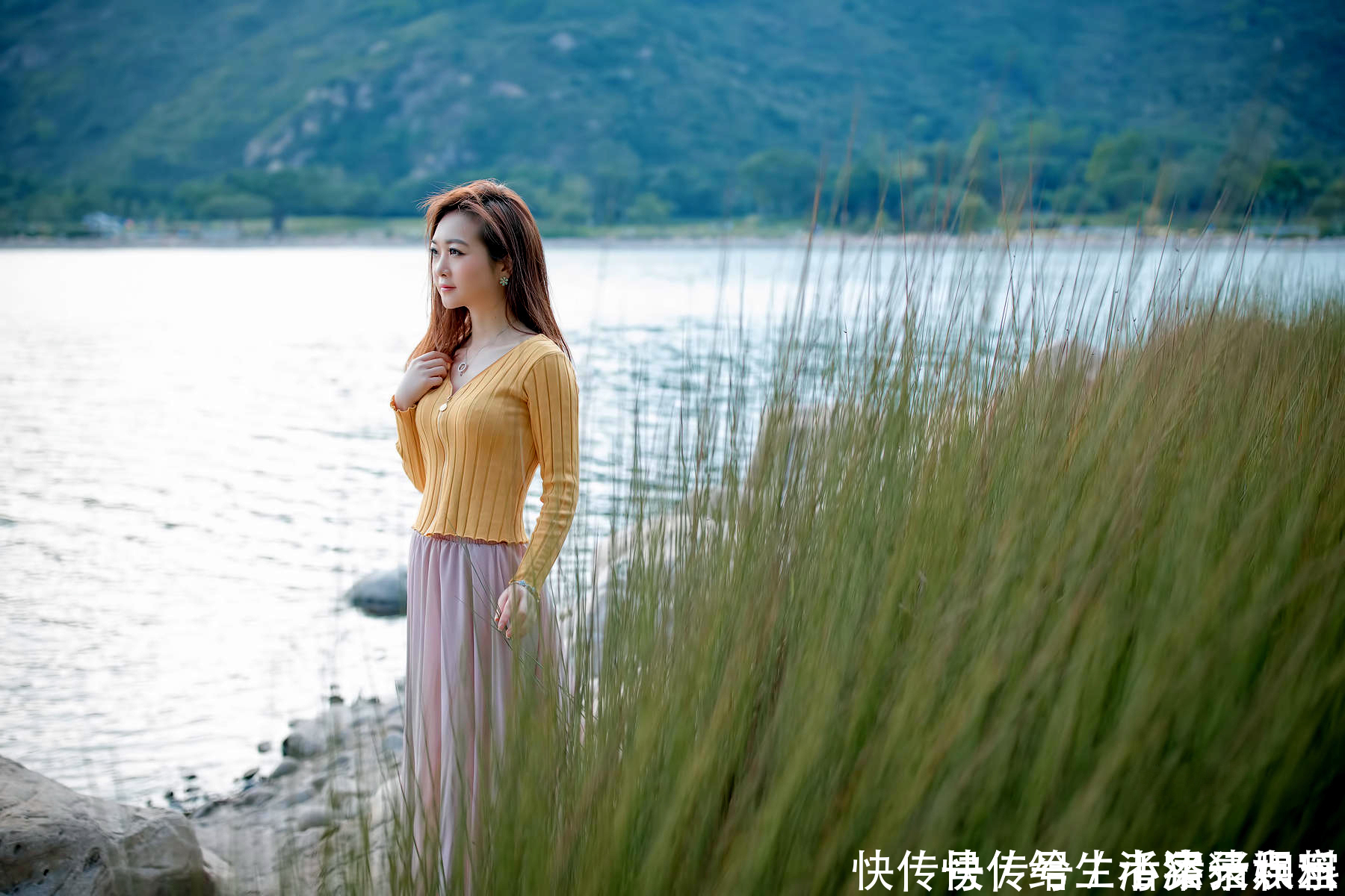 长发|长发美女黄色小衫丝质长裙海边清新写真美极了