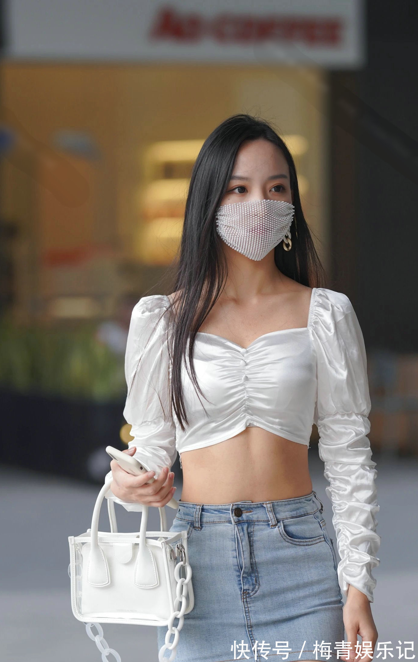 用力过猛 微胖型身材,利用黑色穿出显瘦的美,配上牛仔裤简约修身