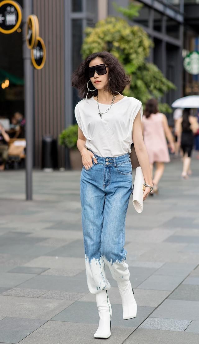 三伏天,时髦姑娘的牛仔裤搭配,简单舒适、穿出酷酷的时尚味道