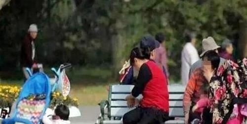 妈妈|外出遛娃,49岁妈妈偶遇49岁奶奶,对比之下差距不只是一点点