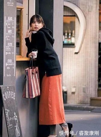 随性|卫衣+半裙=早秋最火混搭套路，时髦又有女人味