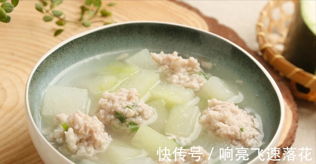 汆丸子好吃有诀窍，饭店大厨分享不外传秘方，汤鲜味美饱满多汁！