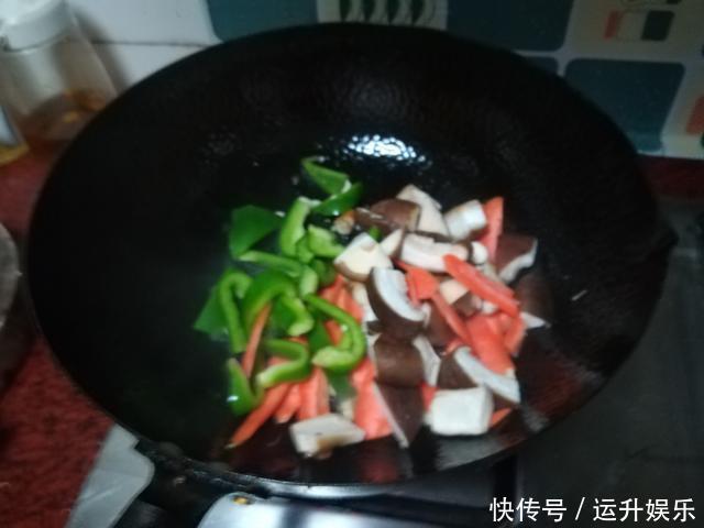 炒牛肉时，直接下锅就“废”了，厨师教你这样做，肉嫩滑不柴