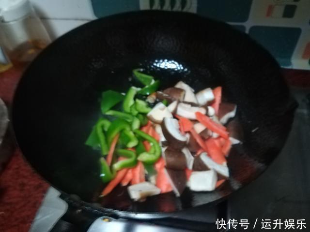 炒牛肉时,直接下锅就“废”了,厨师教你这样做,肉嫩滑不柴