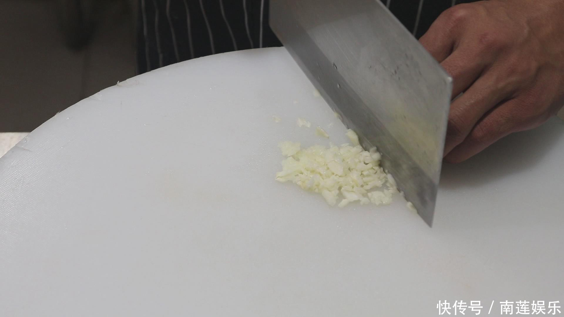  大厨教你“凉拌白菜心”做法，清脆爽口，酸爽开胃，非常适合下酒