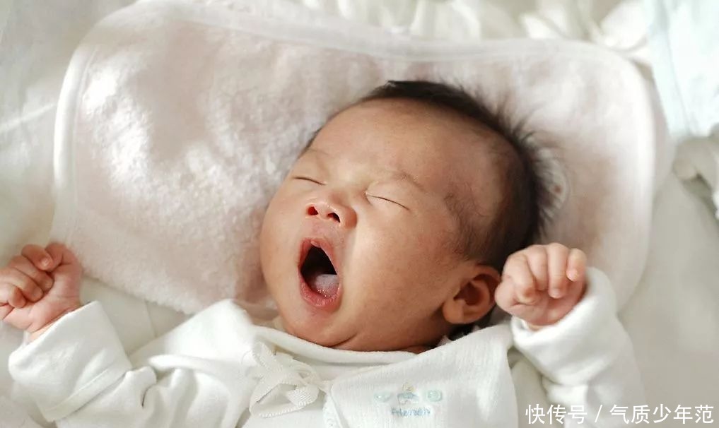 穿衣|新生儿宝宝究竟是怕冷还是怕热?盖被、穿衣有门道,准妈妈早知道