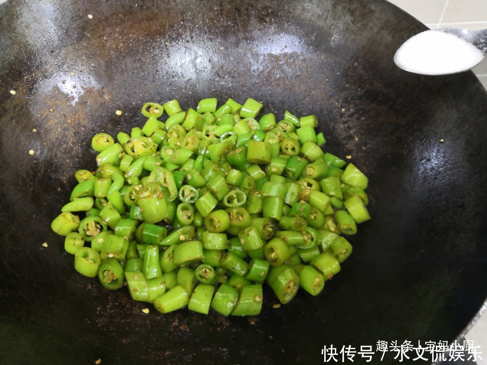  鸡胸肉|晚餐，宝爸做了拿手菜，鸡胸肉多一步，香又嫩，给猪肉都不换