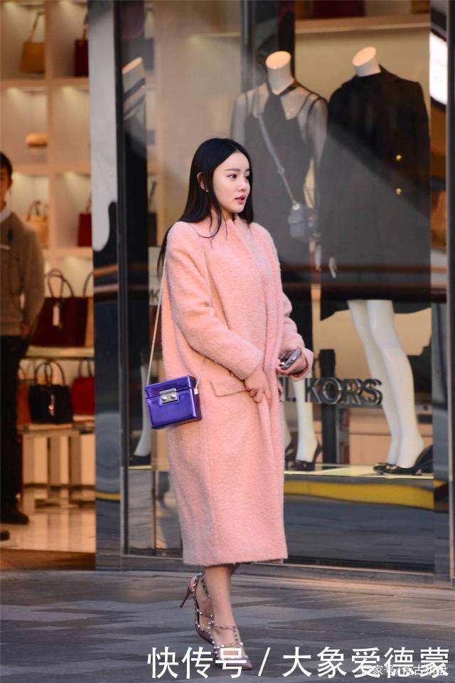 大衣|粉色大衣搭配尖头细跟铆钉凉鞋,这样的秋冬搭,你会尝试么