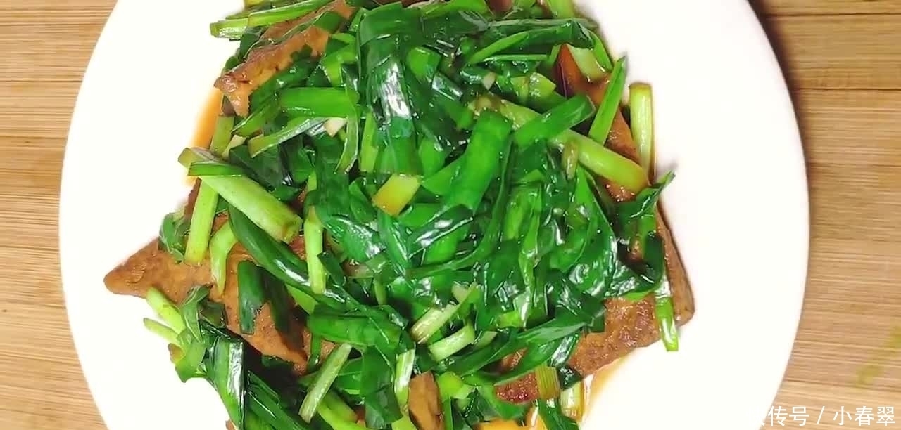 韭菜烧豆腐，媳妇的拿手家常菜，清香味美百吃不厌，春节过后吃！