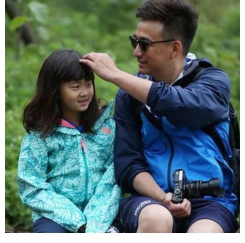 图书馆|黄磊女儿多多被造谣，和男友在图书馆亲热，网友：是偶然更是必然