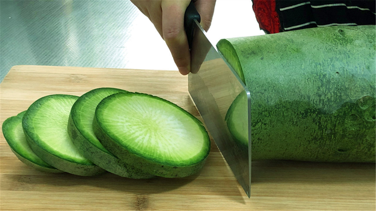  一根萝卜，一碗花生米，这样简单一做，拿大鱼大肉都不换，太香了