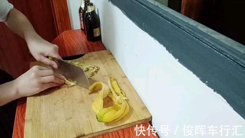 香蕉皮，天然钾肥，用对方法养花，有营养、能驱虫、清洁叶子