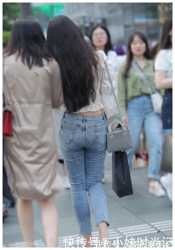 休闲风|牛仔裤的个性感和清凉感, 加入了不规则的剪裁, 展现出了个性俏丽