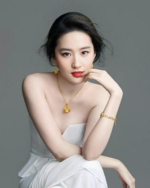 眼型多种多样，桃花眼朦胧惊艳很是治愈，这两种是颜值的硬伤