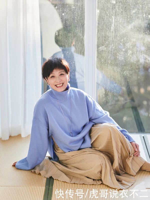 腹有诗书气自华,60岁退休教授的穿搭“火”了,优雅又有气质