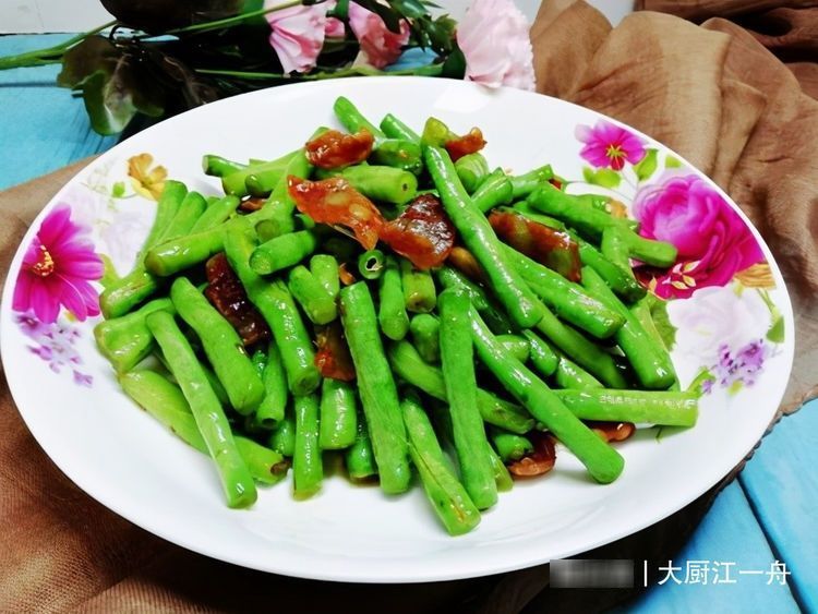 豆角|炒豆角时，先放油就错了，教你饭店做法，豆角翠绿爽口不发黑