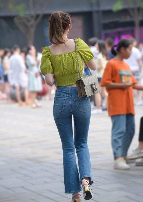 换季时节穿牛仔裤，休闲省心又自然，选择修身款更好看