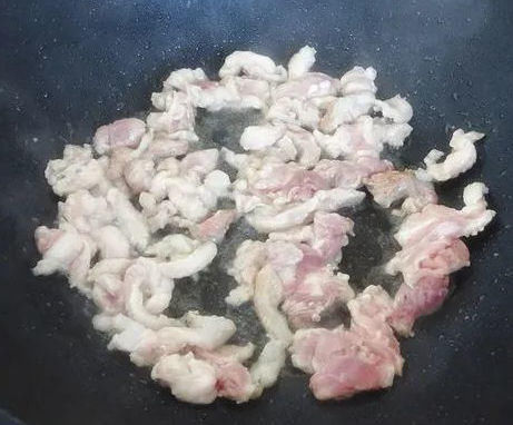 哇噻,老婆推荐的懒人菜——卷心菜炒肉,真的很好吃,全家都抢着吃