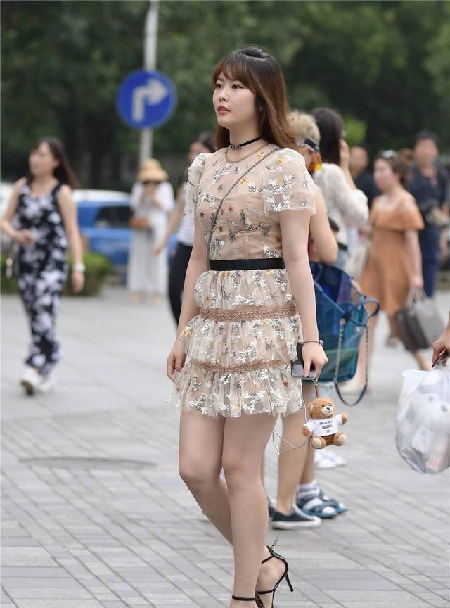 搭配|夏季选择细跟凉鞋,款式要简约,鞋跟也要高一些才好