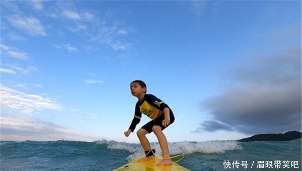 杜江晒出儿子嗯哼冲浪照片,可以说现在的嗯哼已经变得很勇敢了!