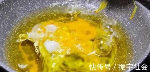 把鸡蛋整个倒进油锅里，瞬间变美食，许多人一直没有吃过，真解馋