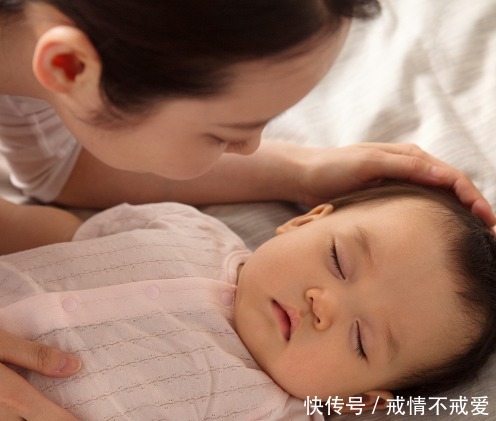 宝宝跟宝妈的感情有多深睡姿就能看出来，3种中一个就很幸福