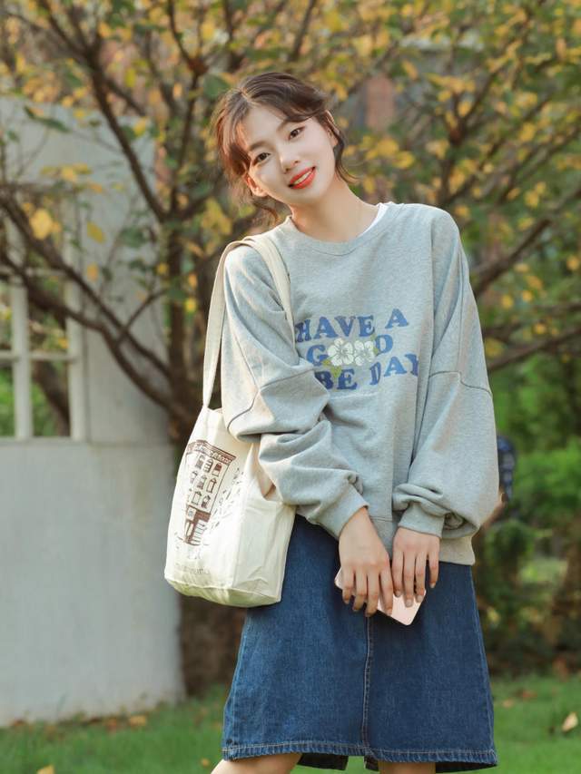 背带裙|会穿的人那么多,要怎样穿才不逊色呢?衬衫+ 牛仔裙简约时尚