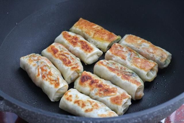 酥脆|懒人版土豆丝盒子,皮薄如纸酥脆美味,无需揉面小白也能轻松搞定