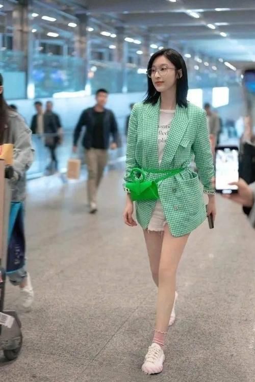 饼干 帆布鞋已经失宠了,今年最火的鞋子是“饼干鞋”,时髦显瘦又显高