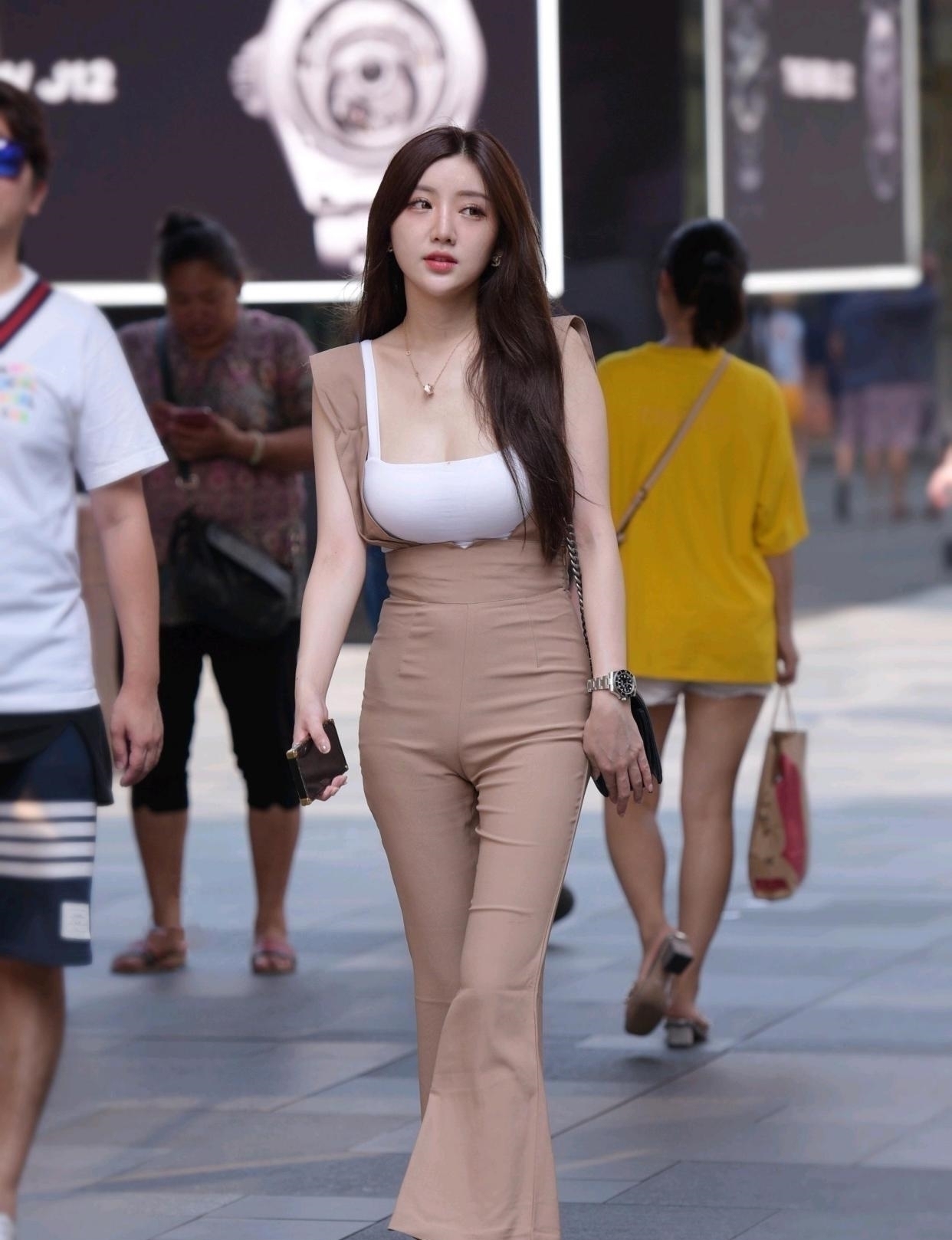 时髦 不想平凡的女生,背带裤配吊带背心时髦又前卫