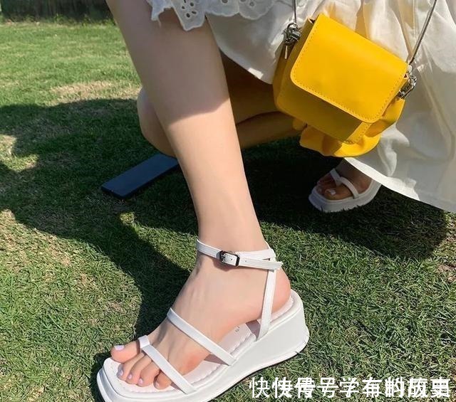 脚型 是时候穿凉鞋了!今年流行这几款,清凉显脚小!