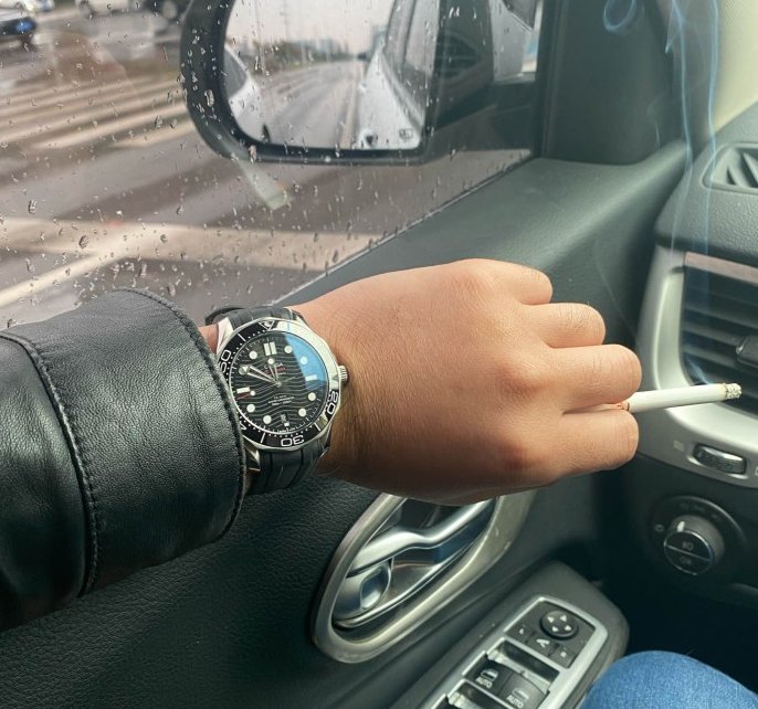 选手表舒适度很重要，30岁上班族看中欧米茄海马300胶带