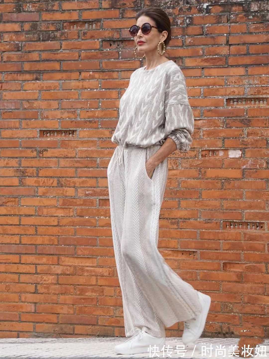 小姐姐|这才是大龄女性该有的穿搭,简约又显气质,50岁也可以照穿