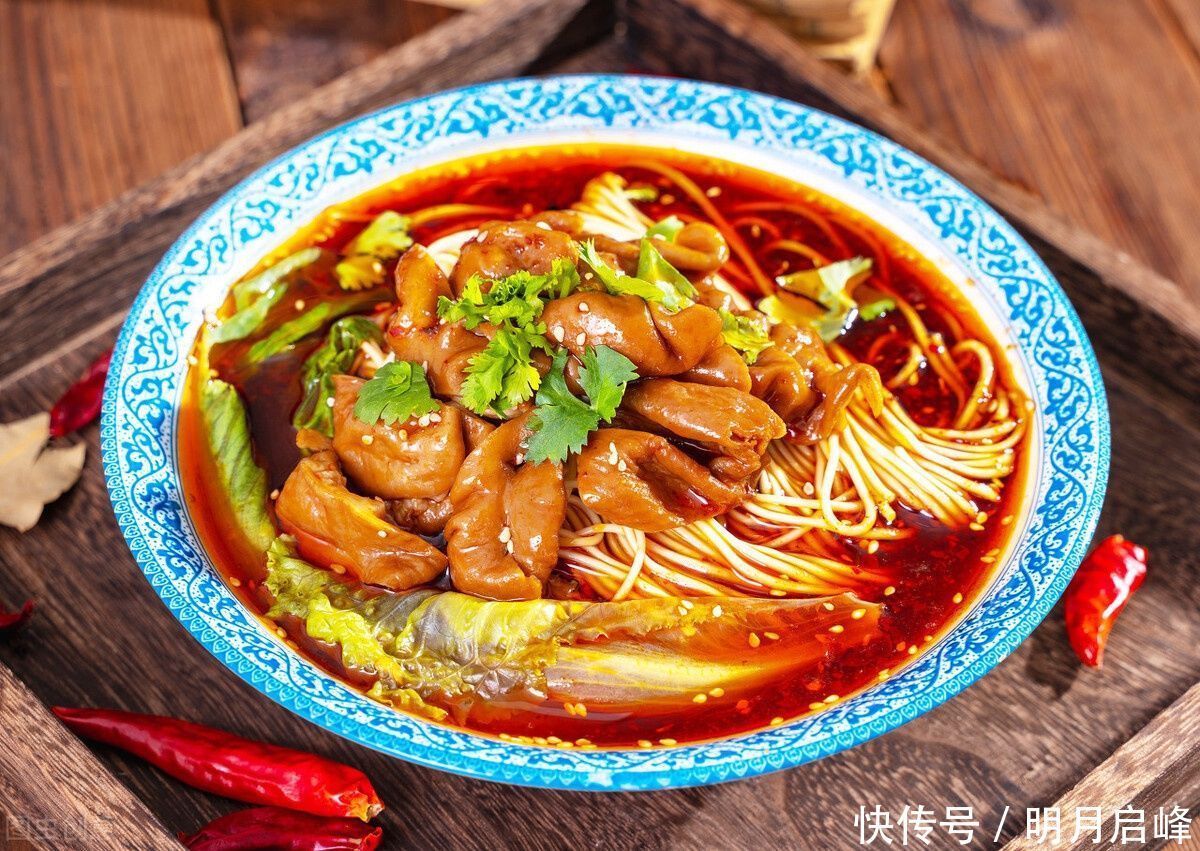 文章插图猪大肠面夹起一块一口咬下,伴随着咀嚼时"唧唧吱吱"的声响,猪