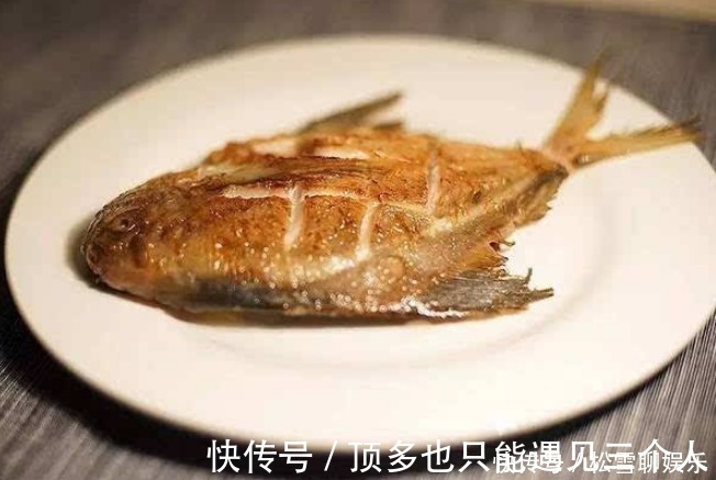 不粘|不管煎什么鱼，都别急忙下锅煎，多做这1步，鱼不破皮不粘锅