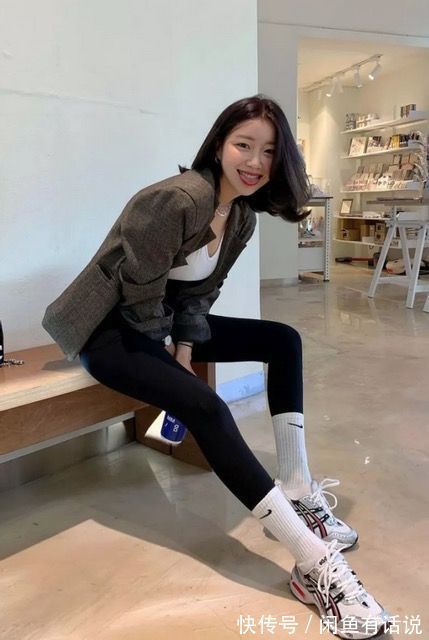 冬天 阔腿裤收起来吧,今年冬天流行“打底裤”外穿,袜子裹着穿超时髦