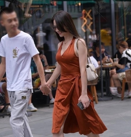 美女 出门必备恨天高,鞋尖比“针”还要细,真担心美女走起路来扎到人