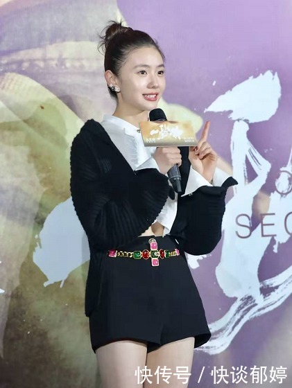 白色|刘浩存身穿黑色短裤,搭配白色内搭,一双大长腿格外抢眼