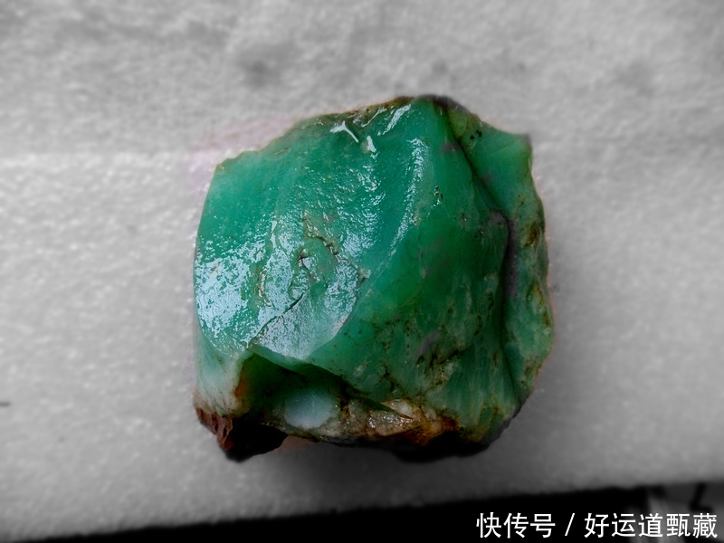  晶莹剔透|澳洲玉色如翡翠，但价值不如翡翠，晶莹剔透，绿色鲜艳均匀