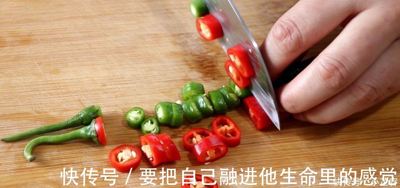 茄子|茄子别再炒着吃了，教你一种新做法，比大鱼大肉香，做三根不够吃